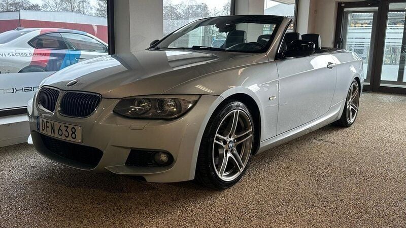 Ljusblå Begagnad 2012 BMW 325 Cabriolet M Sport Cab | 189 900 kr (Superpris) - Bild 1/4