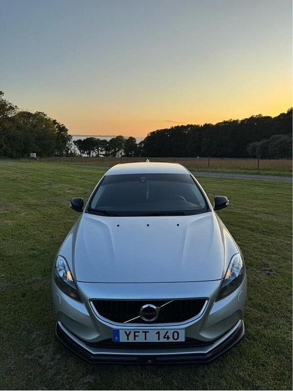 Begagnad 2017 Volvo V40 Kombi | 155 000 kr (Dyr) - Bild 1/3