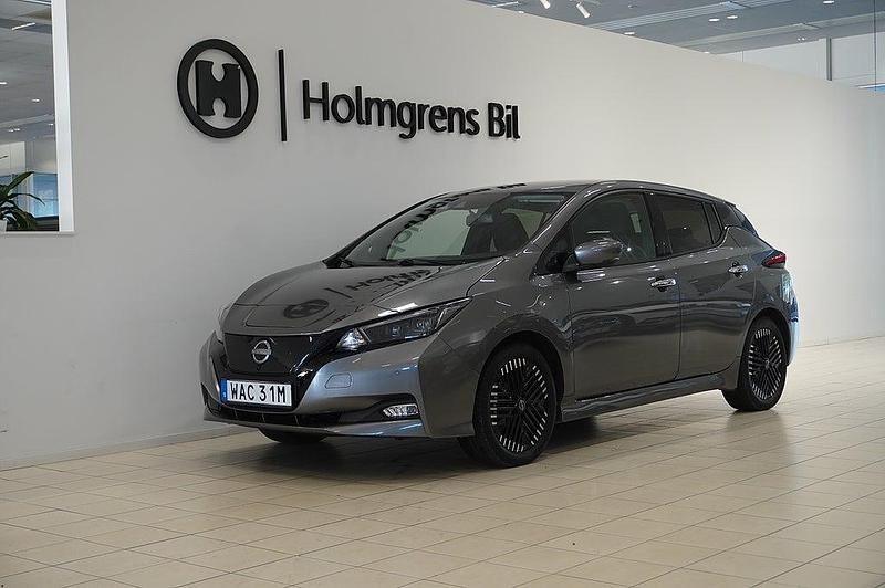 Grå Begagnad 2022 Nissan Leaf N-Connecta Halvkombi | 179 900 kr (Marknadspris) - Bild 1/4