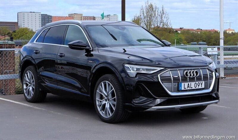 Svart samma som bilen Begagnad 2021 Audi e-tron S-Line SUV | 448 900 kr (Bra pris) - Bild 1/4