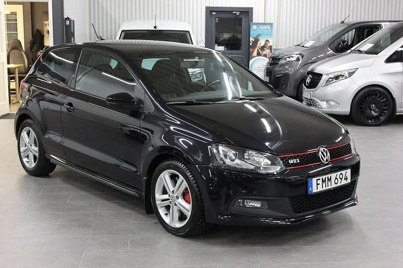 Svart Begagnad 2013 VW Polo GTI Halvkombi | 116 500 kr - Bild 1/4