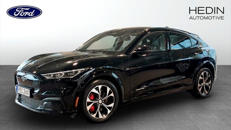 Svart (black) Begagnad 2022 Ford Mustang Mach-E SUV | 409 900 kr (Superpris) - Bild 1/4