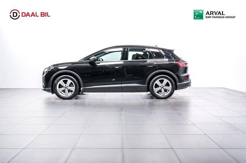 Svart Begagnad 2022 Audi Q4 e-tron Proline SUV | 269 700 kr (Marknadspris) - Bild 1/4