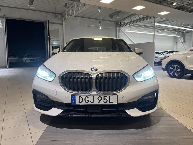 Vit Begagnad 2019 BMW 118 Sport Line Halvkombi | 184 900 kr (Marknadspris) - Bild 1/4
