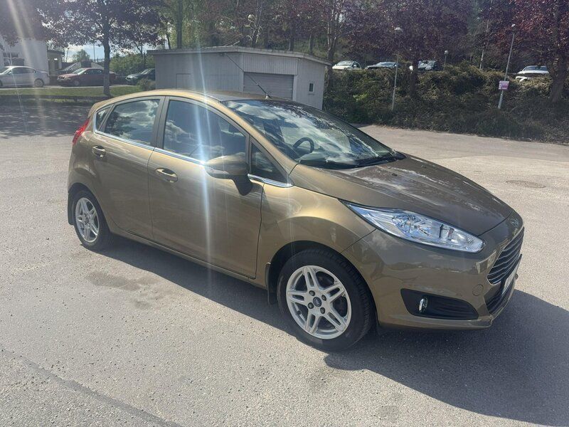 Brun Begagnad 2015 Ford Fiesta Titanium Halvkombi | 69 000 kr (Bra pris) - Bild 1/4