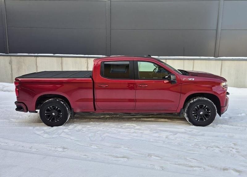 Begagnad Chevrolet Silverado 282 HK (207 kW) 2021 Röd Sedan
