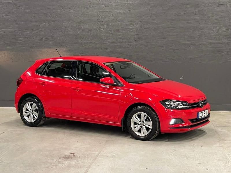 Röd metallic Begagnad 2019 VW Polo Executive Halvkombi | 179 900 kr (Marknadspris) - Bild 1/4