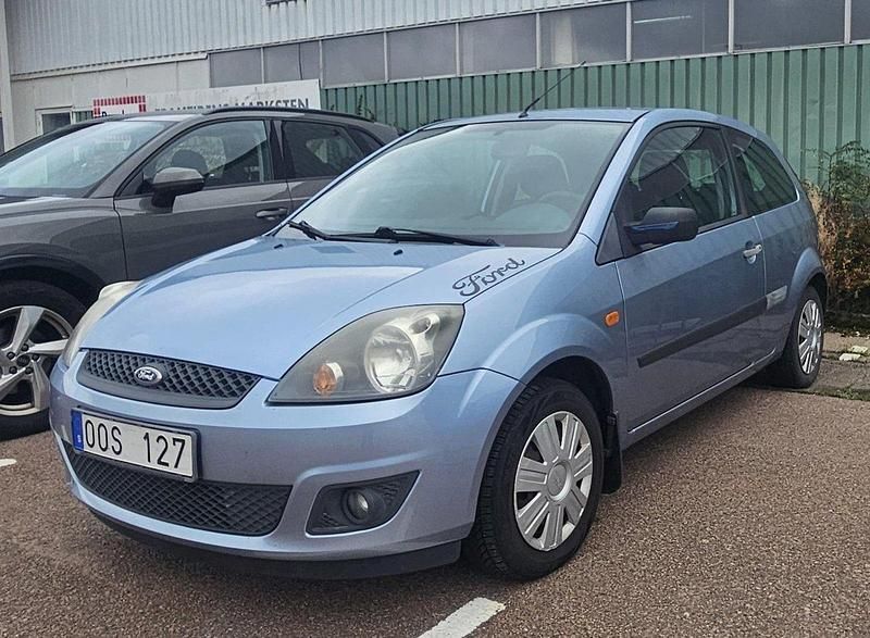 Blå Begagnad 2007 Ford Fiesta Halvkombi | 17 000 kr (Marknadspris) - Bild 1/4