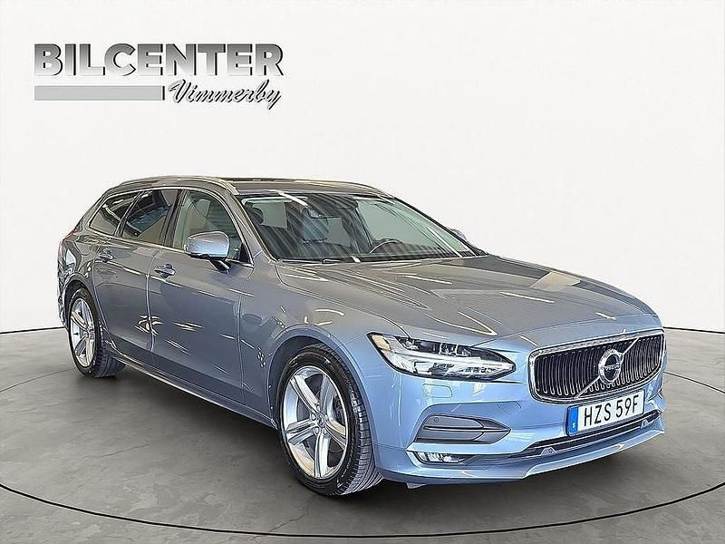 Ljusblå Begagnad 2019 Volvo V90 SE Kombi | 275 000 kr (Marknadspris) - Bild 1/4