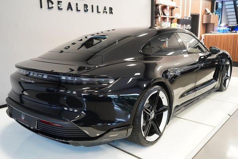 Begagnad Porsche Taycan Turbo 460 kW (626 HK) 2020 Svart metallic Sedan