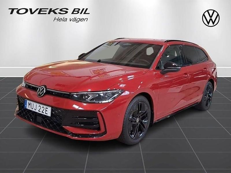 Röd (chili red metallic) Ny 2025 VW Passat R-line Kombi | 464 900 kr - Bild 1/4