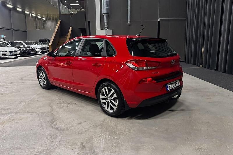 Begagnad Hyundai i30 Comfort 110 HK (80 kW) 2017 Röd Halvkombi