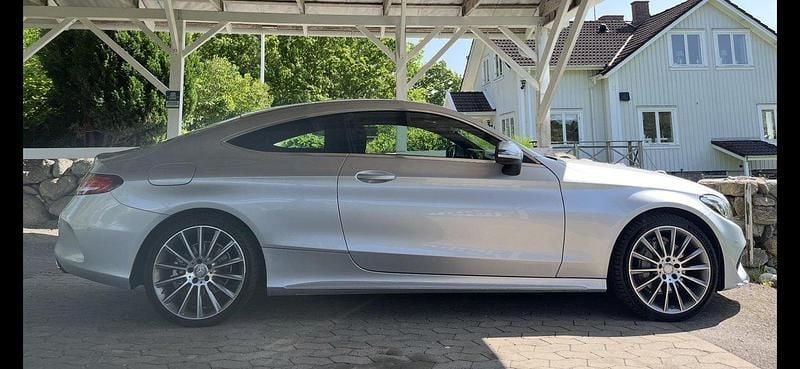 Silver Begagnad 2016 Mercedes C200 AMG line Sportkupé | 227 000 kr (Marknadspris) - Bild 1/4