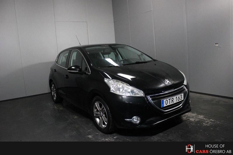 Svart Begagnad 2014 Peugeot 208 Halvkombi | 74 900 kr (Marknadspris) - Bild 1/4