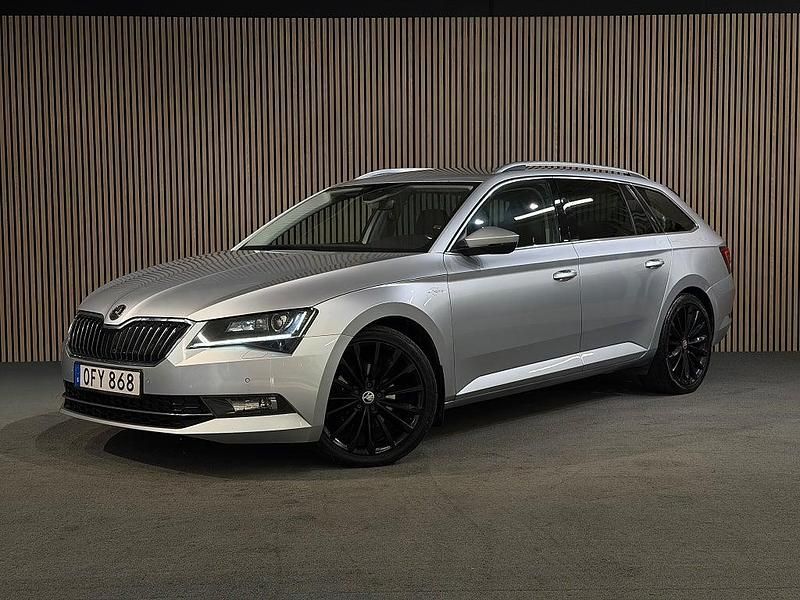 Silver Begagnad 2016 Skoda Superb LAURIN & KLEMENT Kombi | 179 900 kr (Lite dyr) - Bild 1/4