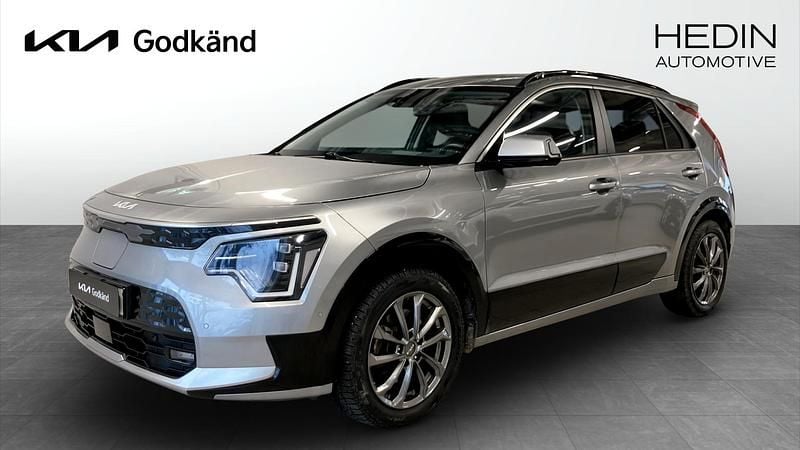 Grå Begagnad 2023 Kia Niro Advance SUV | 329 900 kr (Marknadspris) - Bild 1/4