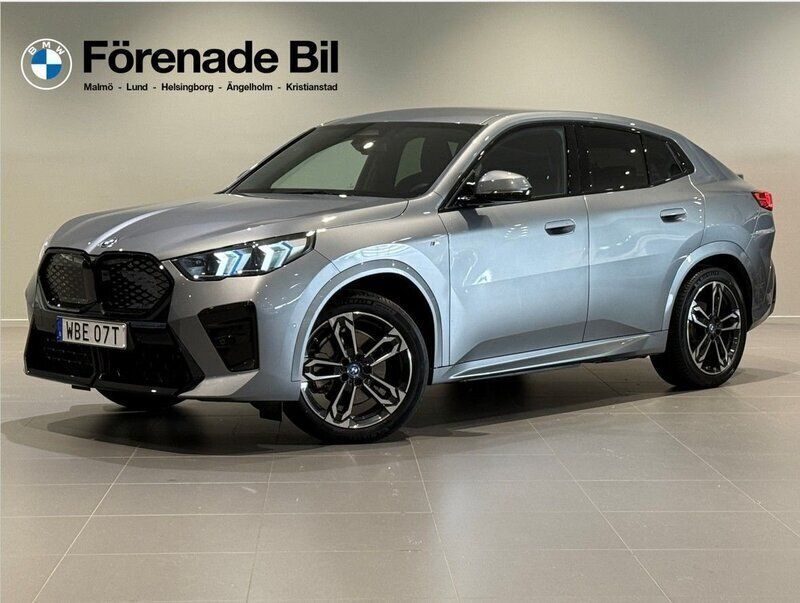 Grå (skyscraper grå metallic) Begagnad 2024 BMW iX2 M Sport SUV | 529 000 kr (Superpris) - Bild 1/4