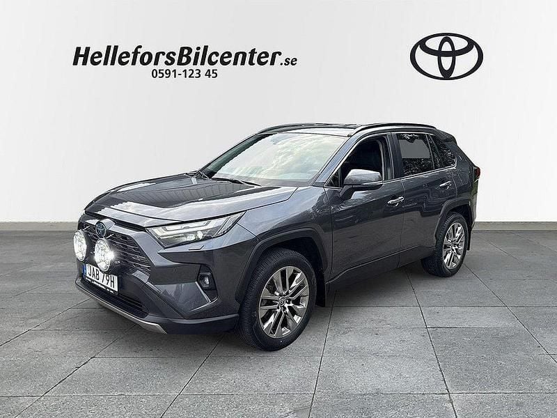 Mörkgrå Begagnad 2022 Toyota RAV4 Hybrid Play SUV | 409 500 kr (Lite dyr) - Bild 1/3
