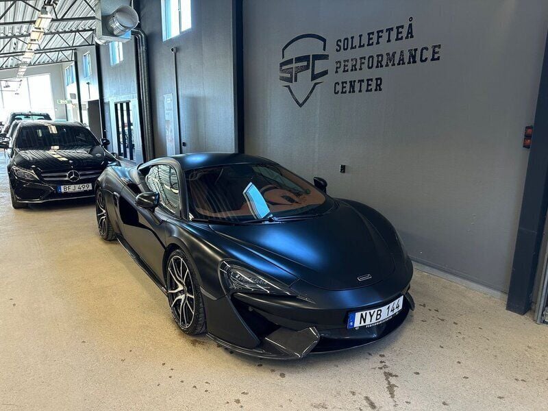 Grå Begagnad 2016 McLaren 570S Sportkupé | 1 429 900 kr - Bild 1/4