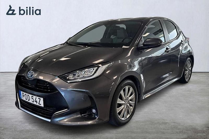Mörkgrå Begagnad 2022 Toyota Yaris Hybrid Style Halvkombi | 219 900 kr (Marknadspris) - Bild 1/3
