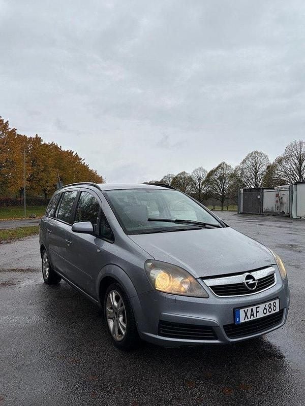 Grå Begagnad 2006 Opel Zafira Minibuss | 17 000 kr (Marknadspris) - Bild 1/4