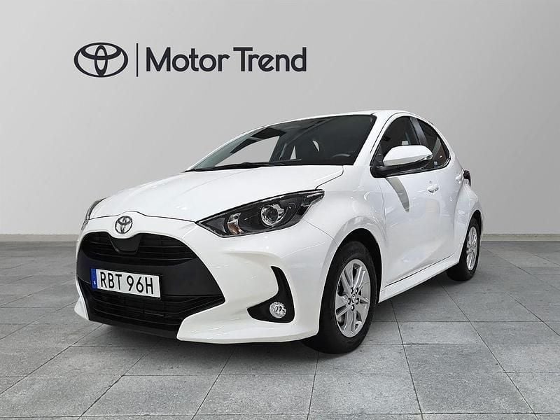 Vit Ny 2025 Toyota Yaris Hybrid Active Halvkombi | 244 900 kr (Bra pris) - Bild 1/4