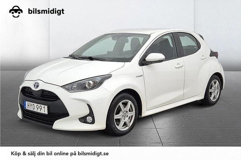 Vit Begagnad 2021 Toyota Yaris Hybrid Active Halvkombi | 159 900 kr (Bra pris) - Bild 1/3