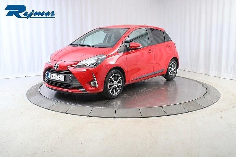 Röd Begagnad 2019 Toyota Yaris Halvkombi | 139 800 kr (Marknadspris) - Bild 1/4