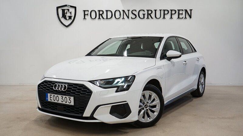 Vit Begagnad 2021 Audi A3 Sportback e-tron Sedan | 289 800 kr (Marknadspris) - Bild 1/4