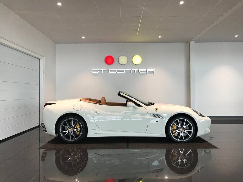 Vit Begagnad 2013 Ferrari California Cab | 1 395 000 kr - Bild 1/4