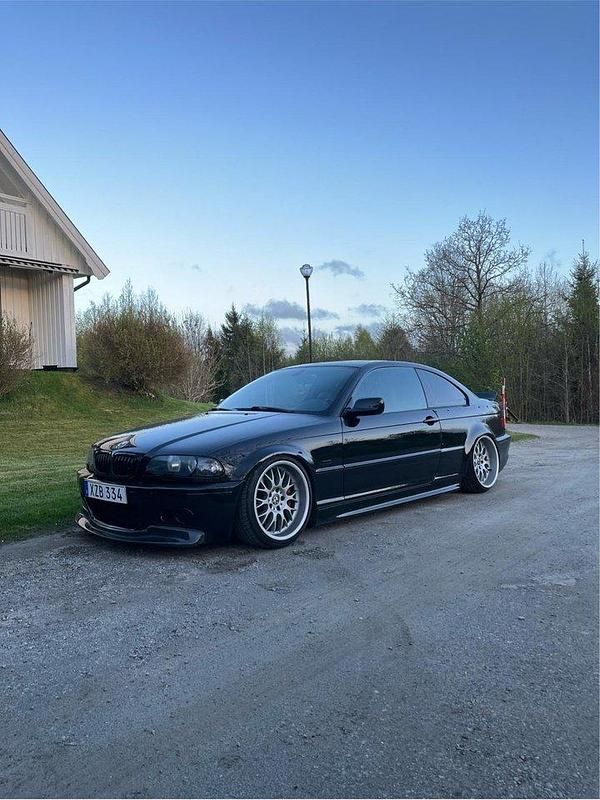 Svart Begagnad 2003 BMW 330 M Sport Sportkupé | 79 000 kr (Bra pris) - Bild 1/4