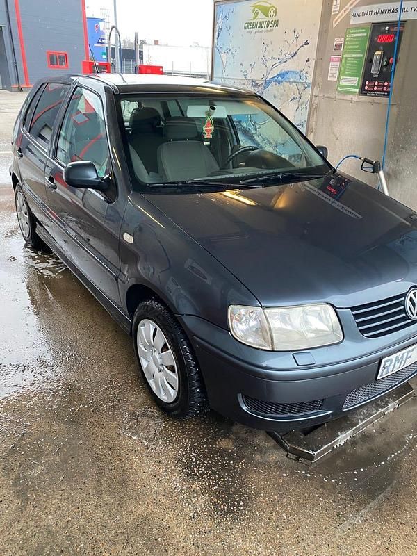 Begagnad VW Polo 75 HK (55 kW) 2000 Mörkgrå/svart