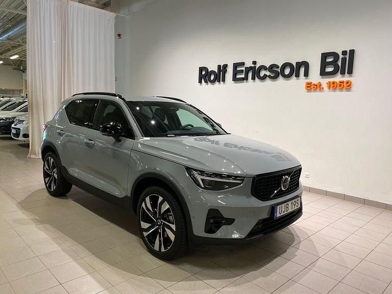 Grå Begagnad 2025 Volvo XC40 Plus SUV | 459 500 kr (Dyr) - Bild 1/4