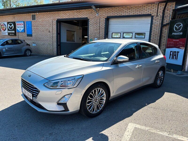 Grå Begagnad 2018 Ford Focus Titanium Halvkombi | 148 500 kr (Marknadspris) - Bild 1/4