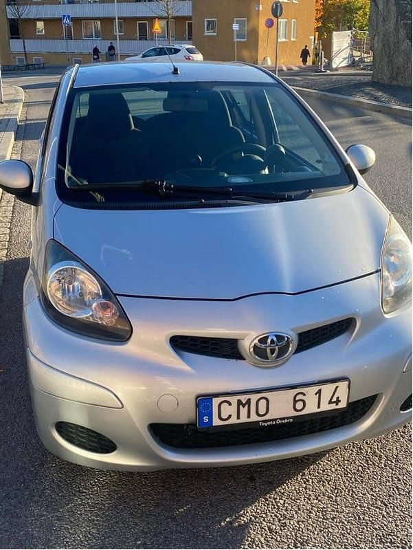 Silver Begagnad 2009 Toyota Aygo Halvkombi | 30 000 kr (Marknadspris) - Bild 1/4