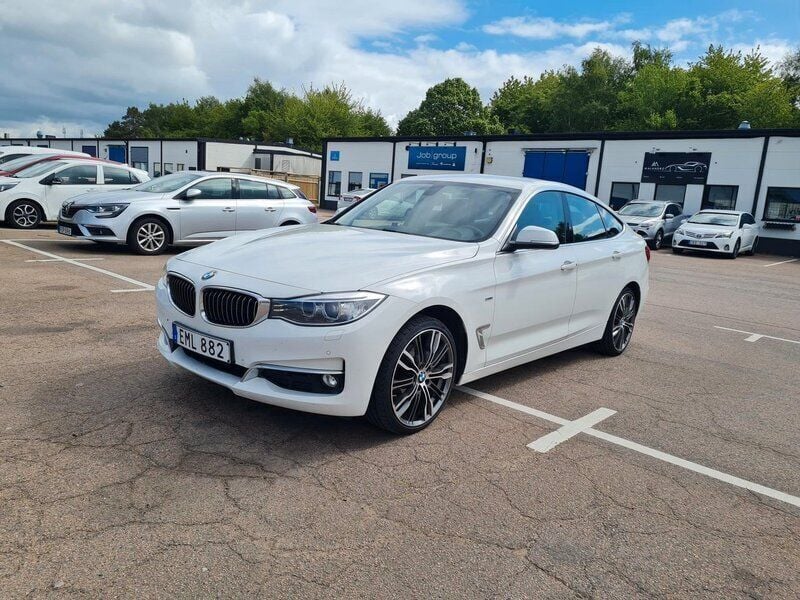 Vit Begagnad 2015 BMW 320 Gran Turismo Luxury Line Halvkombi | 149 900 kr (Marknadspris) - Bild 1/4