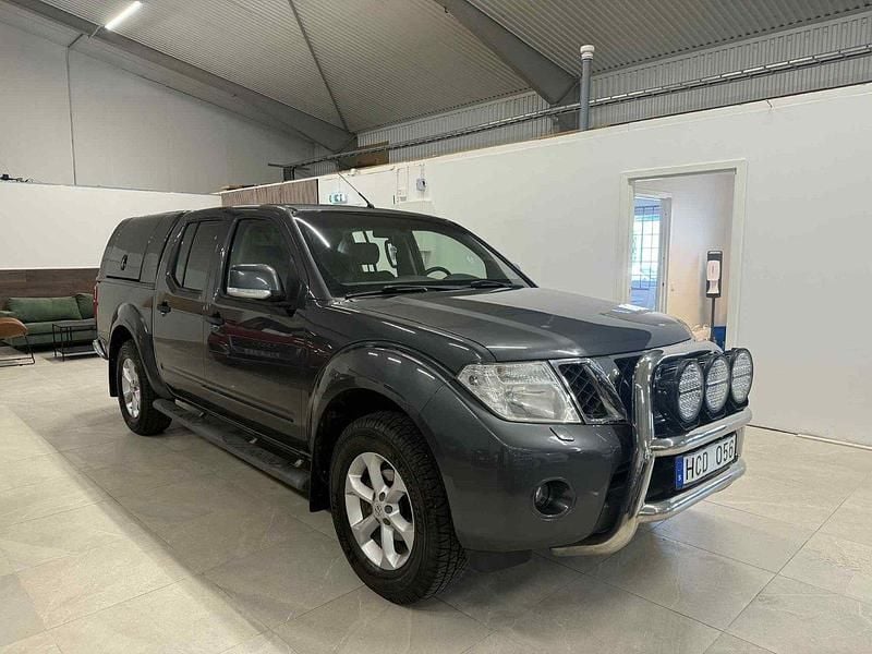 Mörkgrå (grå) Begagnad 2011 Nissan Navara Pickup | 109 900 kr (Marknadspris) - Bild 1/4