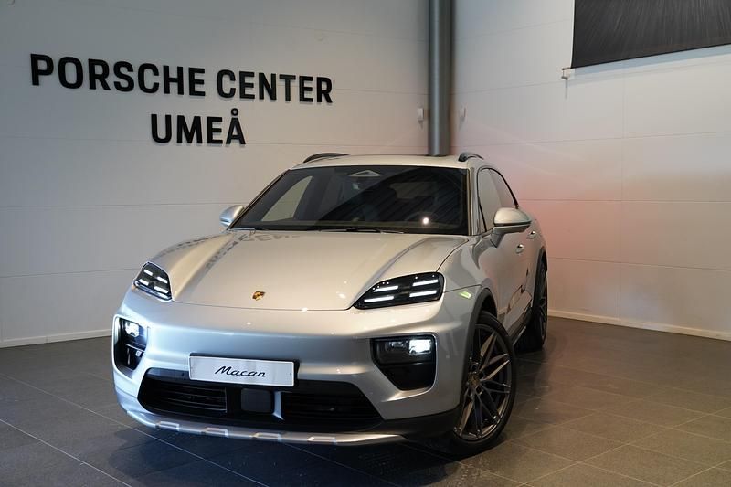 Silver Ny 2025 Porsche Macan 4 Electric SUV | 1 214 200 kr - Bild 1/4