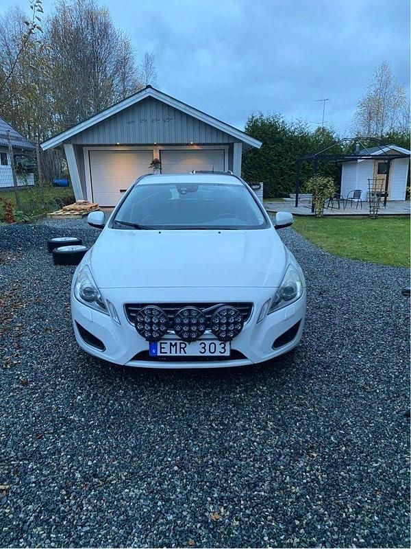 Vit Begagnad 2013 Volvo V60 Momentum Kombi | 85 000 kr (Superpris) - Bild 1/4
