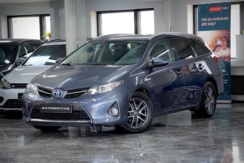 Blå Begagnad 2015 Toyota Auris Hybrid Edition | 124 900 kr (Marknadspris) - Bild 1/4