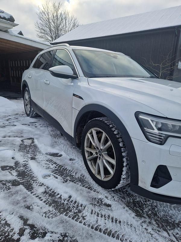Begagnad Audi e-tron 230 kW (313 HK) 2020 SUV