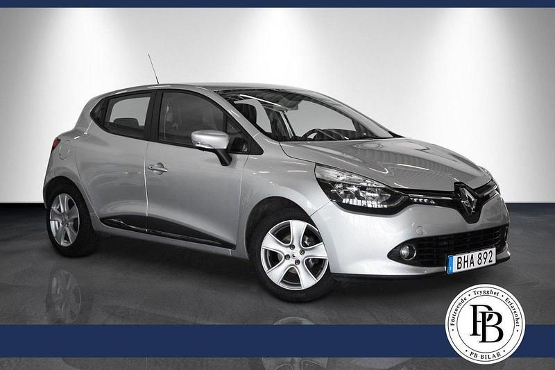 Silver Begagnad 2015 Renault Clio IV Dynamique Halvkombi | 89 900 kr (Marknadspris) - Bild 1/4