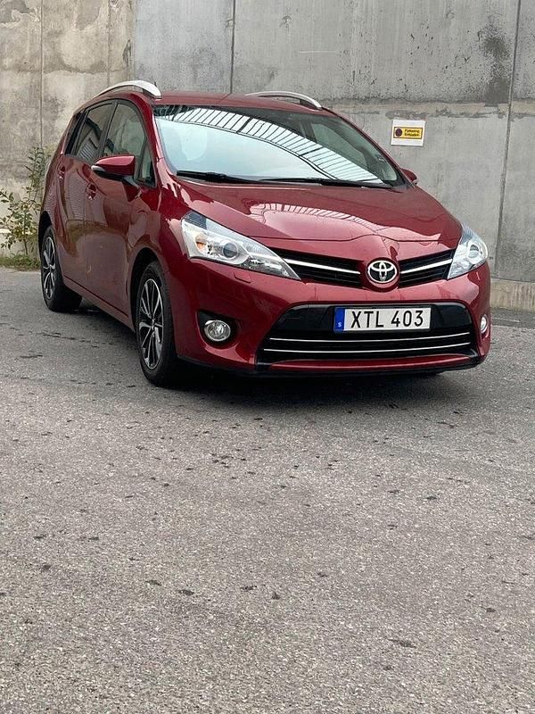 Röd Begagnad 2017 Toyota Verso Edition Minibuss | 179 000 kr (Marknadspris) - Bild 1/4