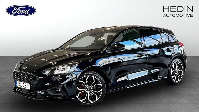 Svart (black) Begagnad 2022 Ford Focus ST-Line Halvkombi | 219 900 kr (Dyr) - Bild 1/4