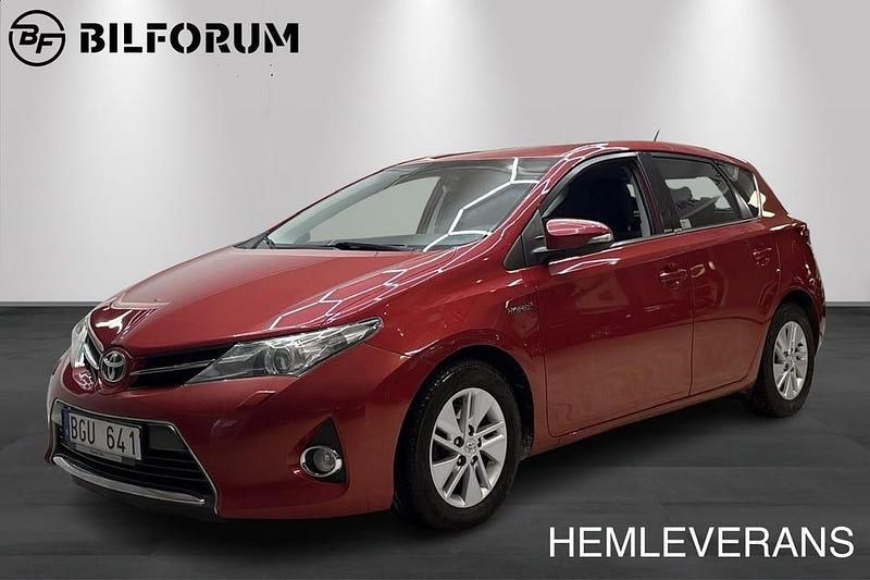 Röd Begagnad 2013 Toyota Auris Hybrid Active Halvkombi | 99 800 kr (Marknadspris) - Bild 1/4