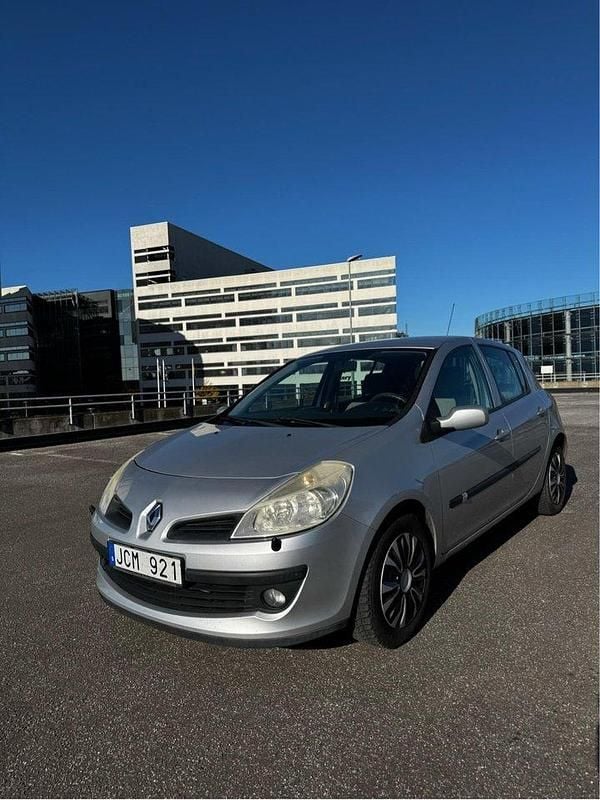Silver Begagnad 2008 Renault Clio R.S. Halvkombi | 20 000 kr (Marknadspris) - Bild 1/4
