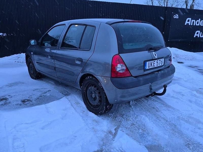 Begagnad Renault Clio II Expression 75 HK (55 kW) 2003 Grå Halvkombi