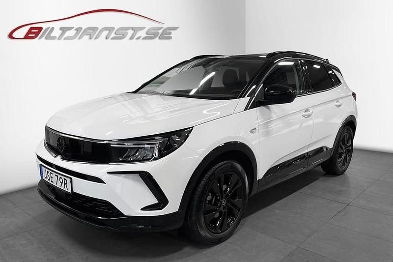 Vit Begagnad 2023 Opel Grandland X GS Line SUV | 289 900 kr (Marknadspris) - Bild 1/4