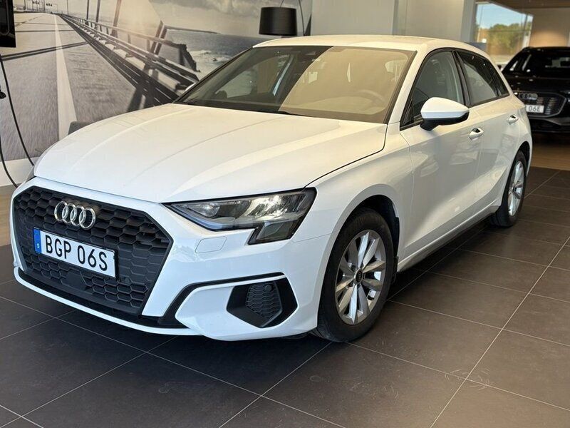 Vit (ibisvit) Begagnad 2022 Audi A3 Sportback Proline Halvkombi | 229 000 kr (Marknadspris) - Bild 1/4