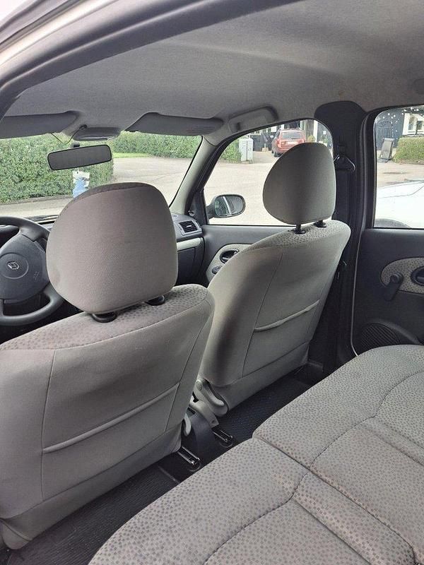 Grå Begagnad 2006 Renault Clio R.S. Authentique Halvkombi | 12 000 kr (Marknadspris) - Bild 1/4